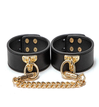 SM Bondage 8-Piece Set Secret Kiss – a luxurious BDSM kit with cuffs, collar, whip, and restraints designed for intimate exploration and control.